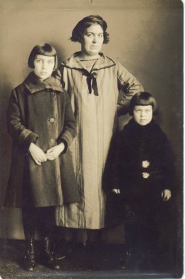 Mary Mabel Cobb and daughters